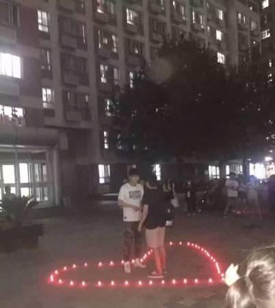 Trung Quốc: Nam sinh xếp nến, tỏ tình và ôm hôn... bạn trai giữa sân trường - Ảnh 1.