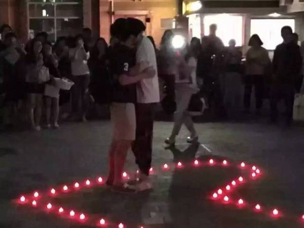 Trung Quốc: Nam sinh xếp nến, tỏ tình và ôm hôn... bạn trai giữa sân trường - Ảnh 3.