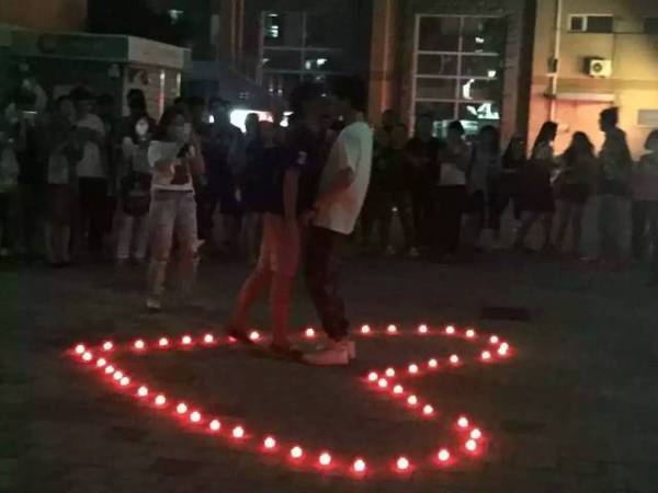 Trung Quốc: Nam sinh xếp nến, tỏ tình và ôm hôn... bạn trai giữa sân trường - Ảnh 2.