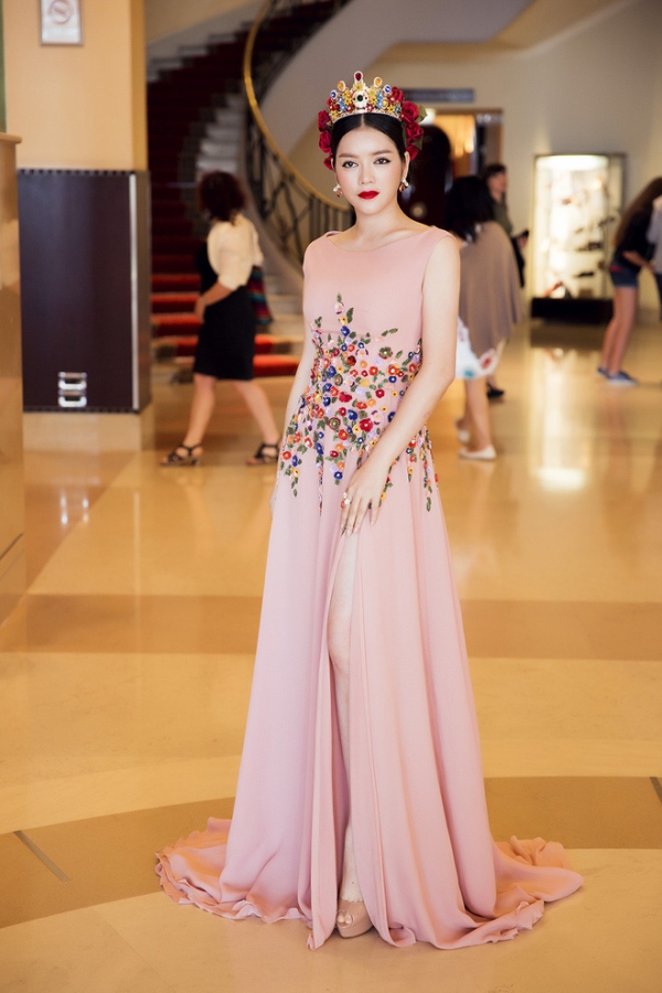 Hóa nữ hoàng mùa Xuân, Lý Nhã Kỳ thu hút sự chú ý trên thảm đỏ Cannes - Ảnh 1.