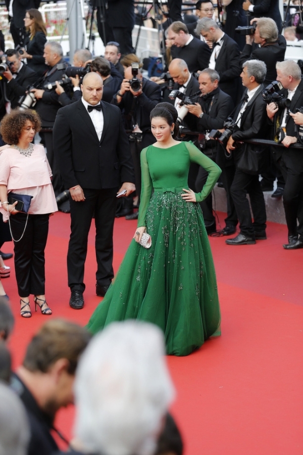 Lý Nhã Kỳ diện đầm xanh lộng lẫy trong ngày thứ 4 tại LHP Cannes - Ảnh 10.