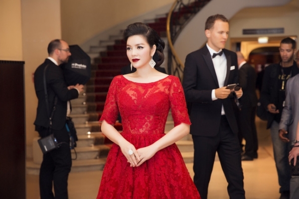 Lý Nhã Kỳ lộng lẫy đi thảm đỏ với siêu mẫu quốc tế, hội ngộ Dương Tử Quỳnh trong sự kiện tại Cannes - Ảnh 5.
