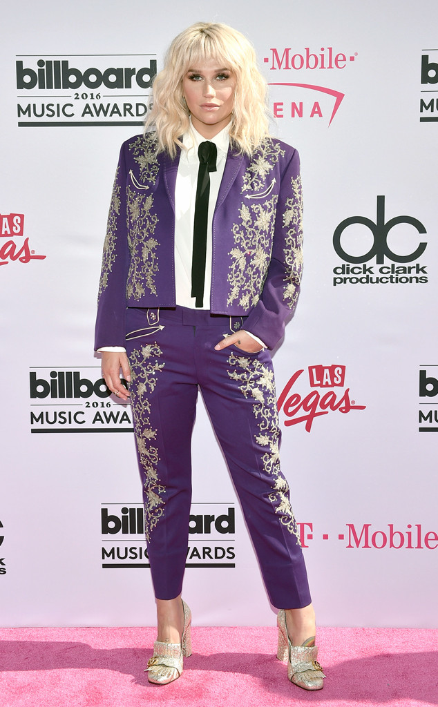 Demi Lovato, Britney Spears đồng loạt khoe nội y trên thảm đỏ Billboard Music Awards 2016 - Ảnh 4.