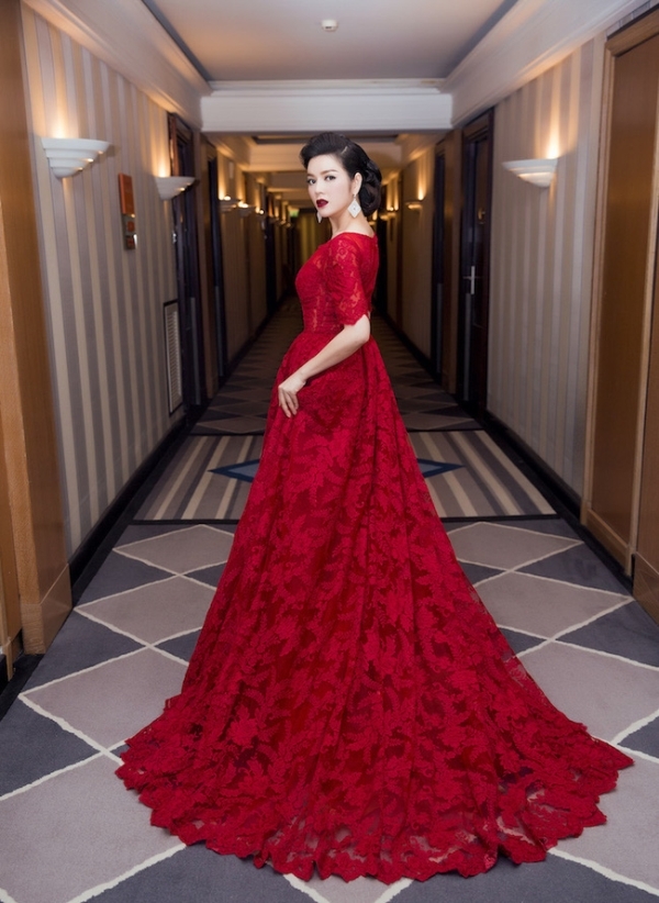 Lý Nhã Kỳ lộng lẫy đi thảm đỏ với siêu mẫu quốc tế, hội ngộ Dương Tử Quỳnh trong sự kiện tại Cannes - Ảnh 4.