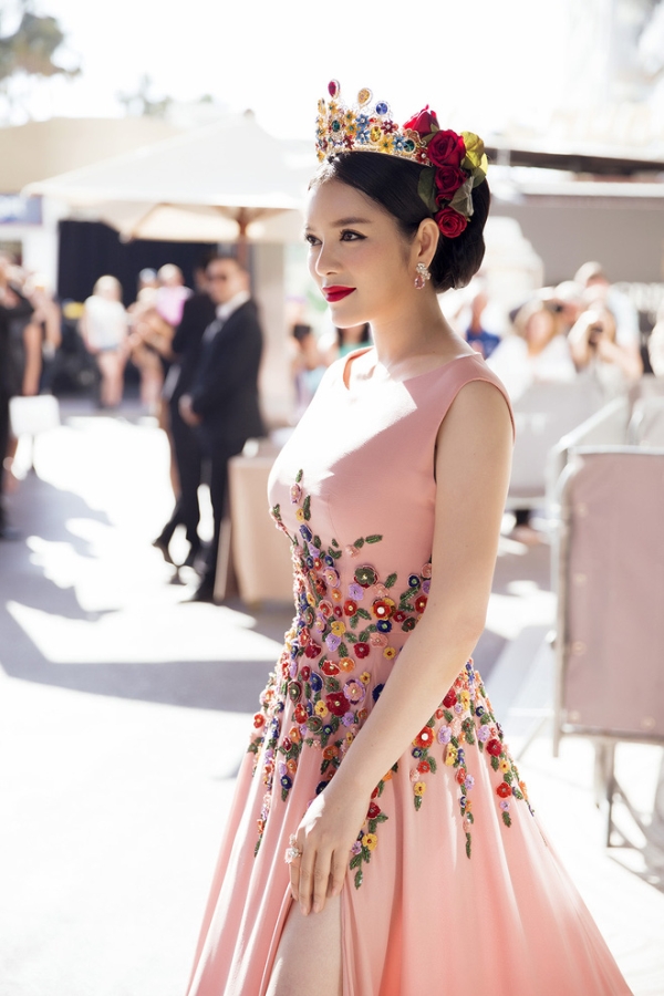 Hóa nữ hoàng mùa Xuân, Lý Nhã Kỳ thu hút sự chú ý trên thảm đỏ Cannes - Ảnh 3.