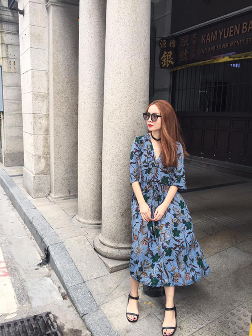 Với khả năng nắm bắt xu hướng một cách nhanh nhạy, ca sĩ Yến Trang là một trong những người đẹp lăng xê mốt váy in hoa lá muôn màu.