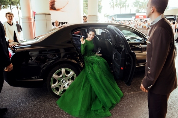 Lý Nhã Kỳ diện đầm xanh lộng lẫy trong ngày thứ 4 tại LHP Cannes - Ảnh 7.