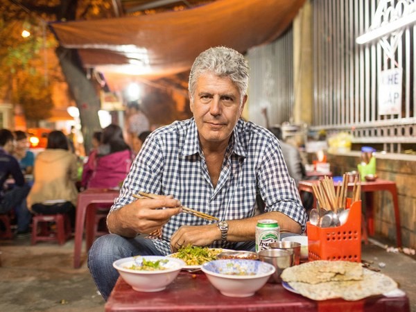 Ông Anthony thưởng thức ẩm thực Việt trên đường phố Huế. Ảnh: Cntraveler.