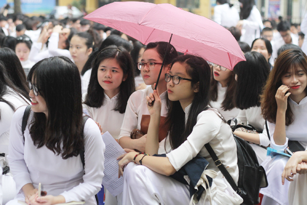  Sáng nay, trời Hà Nội có mưa nhẹ khiến lễ bế giảng của trường diễn ra muộn hơn dự kiến 