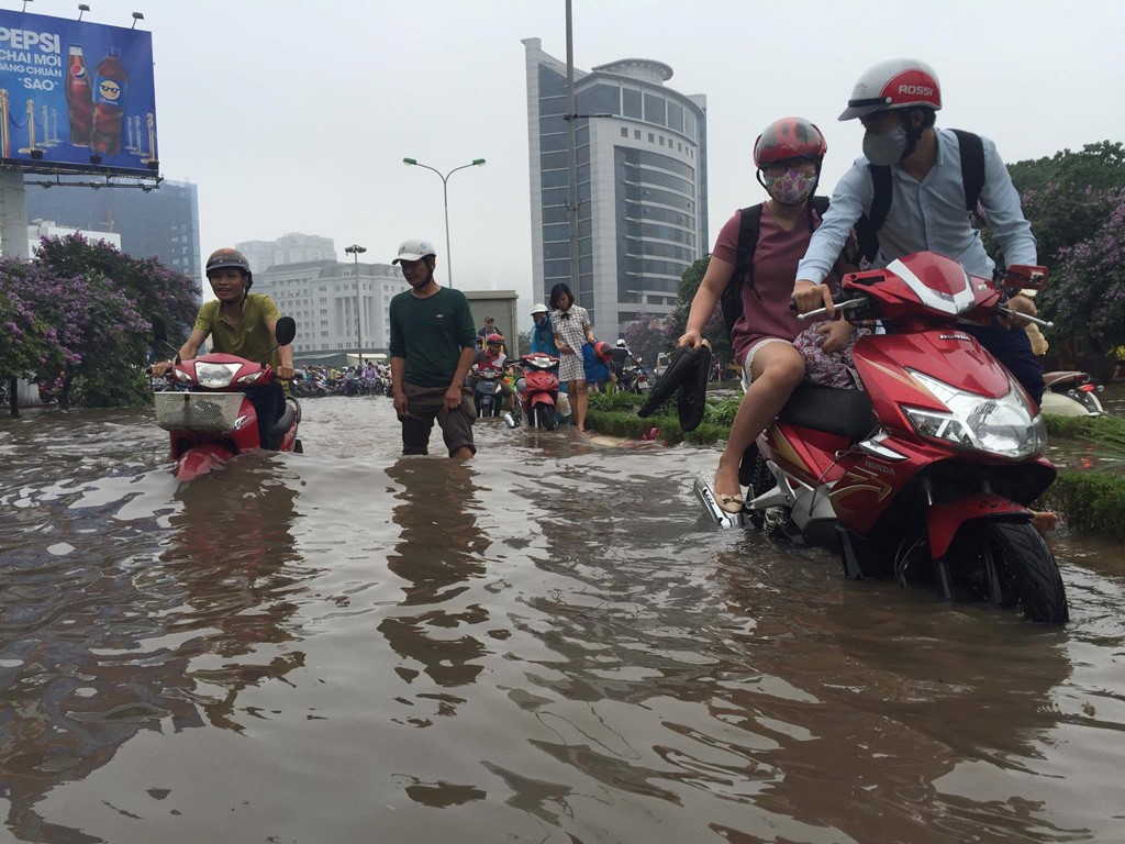 Người dân Hà Nội thức dậy bàng hoàng thấy nước ngập mênh mông