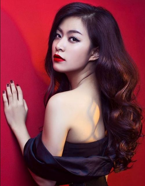 Hoàng Thùy Linh xuất hiện tại Tuần lễ phim Việt chúc mừng cô bạn Minh Hằng