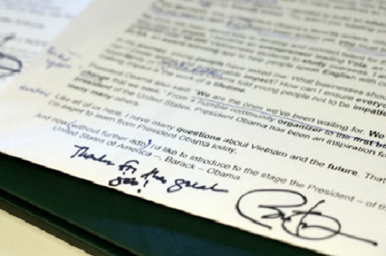 Bản nháp bài phát biểu của Ngọc Tú được Tổng thống Obama viết lời cám ơn và ký tặng. 