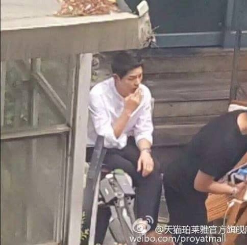 Ảnh Song Joong Ki phì phèo thuốc lá gây thất vọng