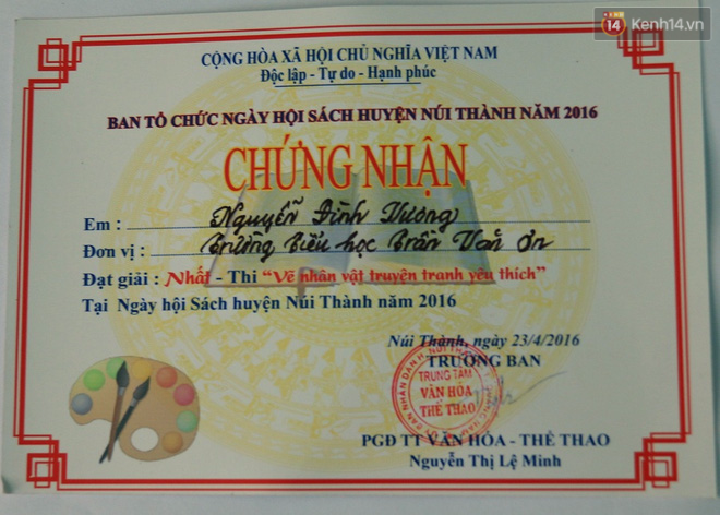 Cậu bé người rắn ở Quảng Nam: Hồi trước các bạn bỏ chạy vì sợ, nhưng giờ nhiều bạn thân với con lắm. - Ảnh 12.