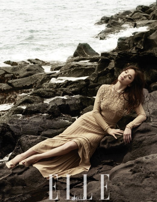  Trái với hình ảnh hoang dã và cá tính trên tạp chí W, trên tạp chí Elle (Hàn Quốc), Song Hye Kyo lại khoe vẻ đẹp dịu dàng và nữ tính thường thấy. 
