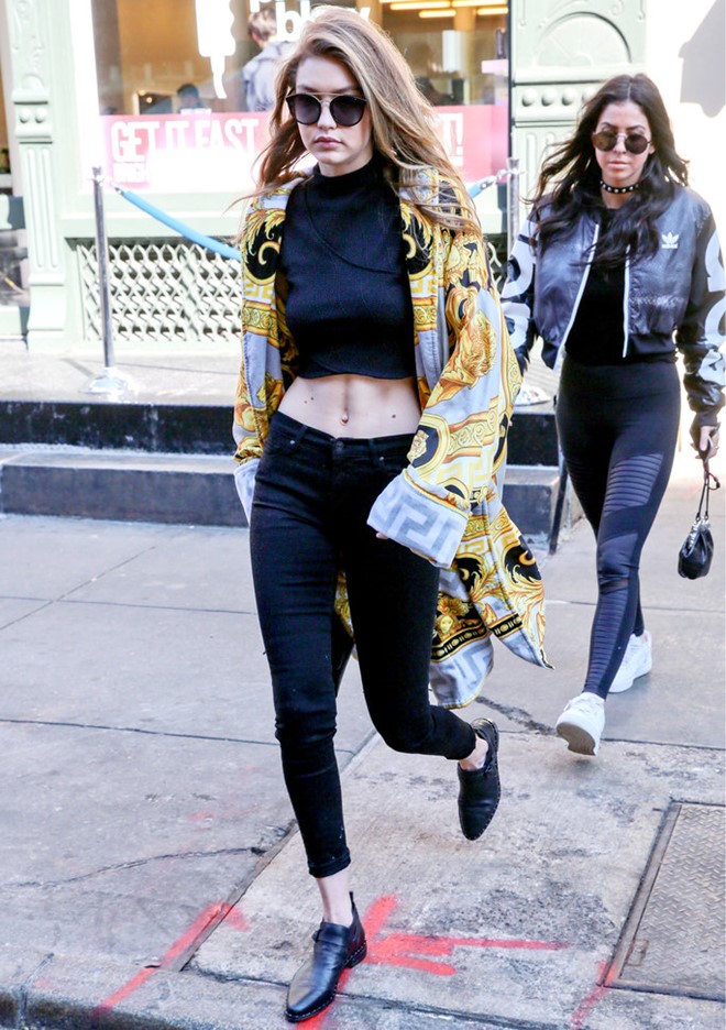 Dien crop top noi bat nhu Gigi Hadid hinh anh 2