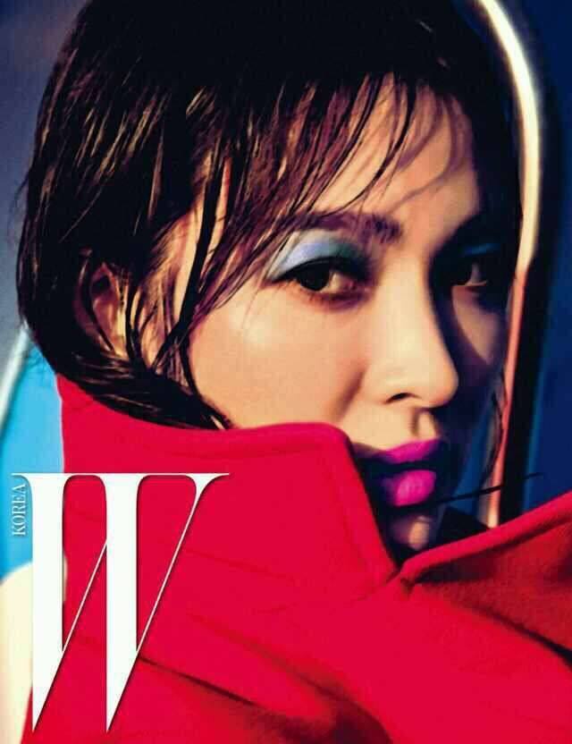  Song Hye Kyo thực hiện bộ ảnh độc đáo cho tạp chí W (Hàn Quốc), số tháng 6/2016. Người đẹp mang đến một hình ảnh mới mẻ và cá tính với môi hồng, mắt xanh. 