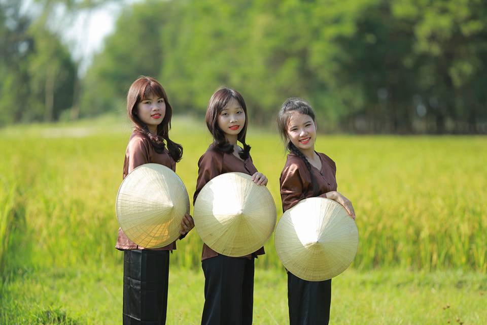  3 nữ sinh duyên dáng với trang phục người nông dân và chiếc nón lá 