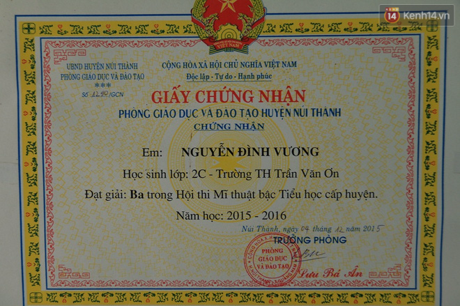 Cậu bé người rắn ở Quảng Nam: Hồi trước các bạn bỏ chạy vì sợ, nhưng giờ nhiều bạn thân với con lắm. - Ảnh 13.