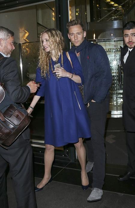 Tom Hiddleston bất ngờ xuất hiện cùng “gái lạ”