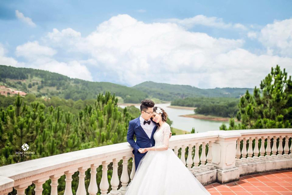 Sau hơn 2 tháng đính hôn và tổ chức lễ cưới tại Thanh Hóa, vợ chồng Lê Phương đã chụp ảnh cưới tại Đà Lạt. Đồng thời cả hai cũng hoàn thành khâu gửi thiệp cưới đến bàn bè, đồng nghiệp thân thiết.