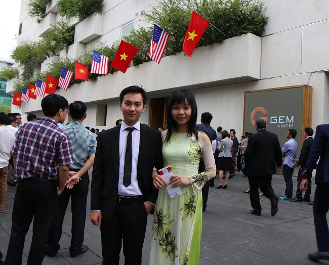   Phạm Hoàng Mẫn (bên trái) và Hồng Hạnh- một sinh viên của trường ĐH Tân Tạo, trước khi vào gặp và trò chuyện với Tổng thống Mỹ Obama ngày 25/5 