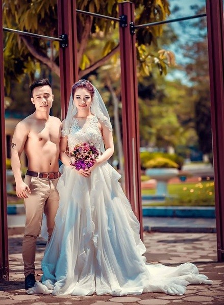 Cap 9X chup anh cuoi phong cach the duc duong pho hinh anh 8