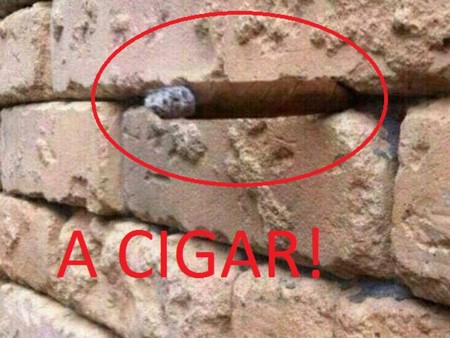 Một điếu xì gà được nhét vào khe hở trên bức tường nhưng không nhiều người có thể nhận ra