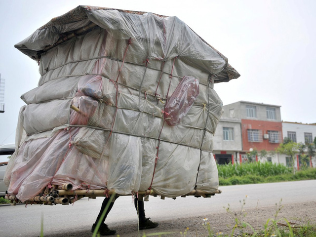 Ngôi nhà di động kỳ lạ này được làm từ túi nhựa, khăn trải giường và tre. Liu Lingchao đã dựng tạm căn nhà này để ở khi anh trở về quê hương.