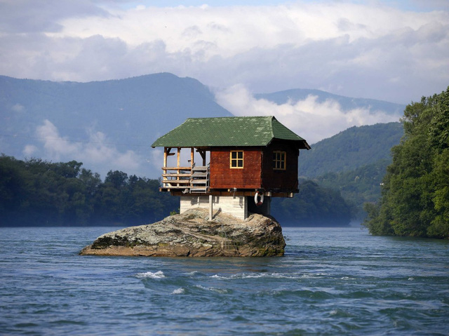 Ngôi nhà nằm chênh vênh trên một tảng đá ở sông Drina, Serbia. Năm 1968, một nhóm các thanh niên quyết định xây dựng một căn nhà ở đây để làm nơi trú ẩn. Nơi này từng trải qua một trận lũ lụt lớn nhất trong vòng 50 năm.