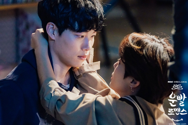 30 tuổi – “Cún” Ryu Jun Yeol mới có nụ hôn đầu tiên trên màn ảnh nhỏ - Ảnh 1.