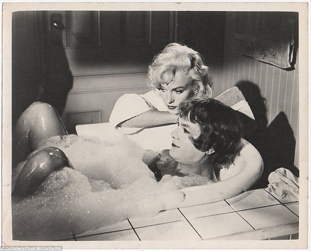  Marilyn Monroe và Tony Curtis trong một cảnh phim “Some Like It Hot” (1959) 