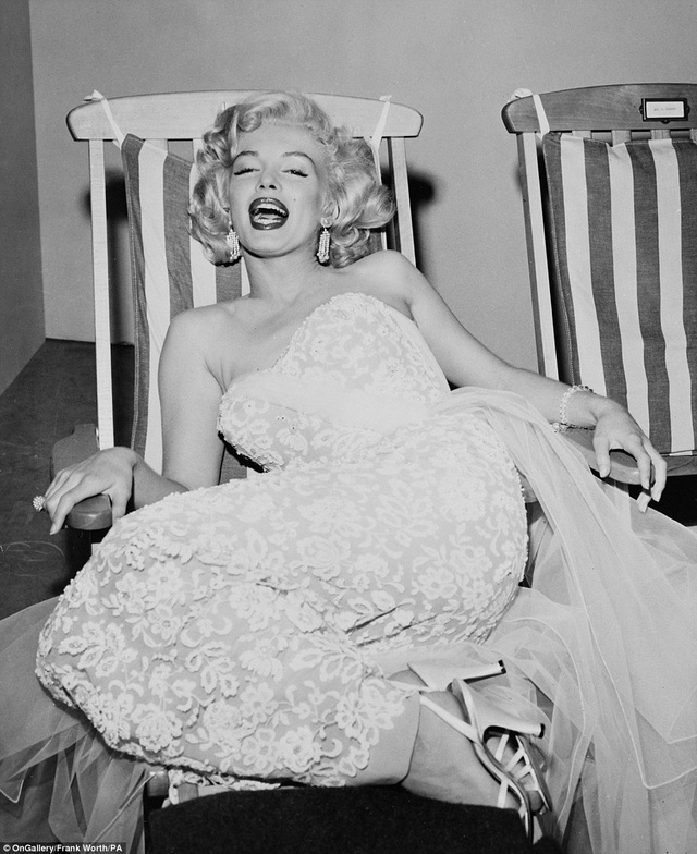  Năm 1955, nhiếp ảnh gia Frank Worth đã chụp bức ảnh này cho Marilyn Monroe 