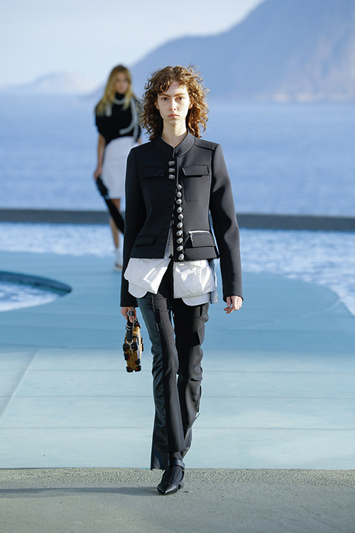 louis vuitton mang "nguoi ngoai hanh tinh" vao show resort - 10