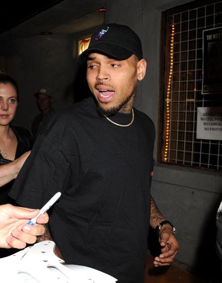 Chris Brown lại dính vào rắc rối với fan