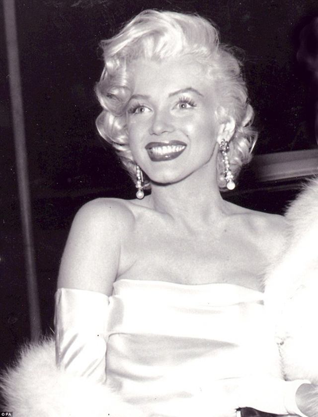  Thần thái của Marilyn Monroe hoàn hảo trong bức ảnh chân dung do nhiếp ảnh gia Frank Worth chụp vào nhưng năm 1950. 