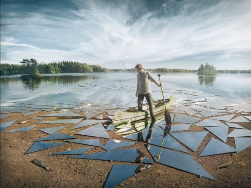 Nghệ sĩ Erik Johansson đến từ Thụy Điển là một bậc thầy về kỹ thuật xử lý ảnh. Anh có thể tạo một bức ảnh ghép như thực khiến người xem ngỡ ngàng, trong đó có cảnh tượng mặt sông bị vỡ như gương này.