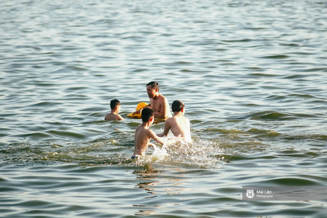 Cấm thì mặc cấm, người Hà Nội vẫn hớn hở vẫy vùng giữa bãi tắm hồ Tây để giải nhiệt - Ảnh 7.