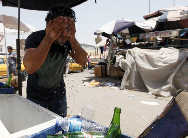 Cùng ở khu vực Trung Đông, Iran và Iraq phải chịu cái nóng chỉ hơn chứ không   kém. Cuối tháng 7/2015, nhiệt độ tại thành phố Bandar Mahshahr ở tỉnh   Khuzestan (Iran) lên tới 46 độ C, nhưng cư dân tại đây cảm nhận mức nhiệt độ   trong không khí ở ngoài trời có thể lên tới 73 độ C do độ ẩm rất cao. Tại Iraq,   nắng nóng cũng lan rộng với nhiệt độ lên đến 50 độ C, riêng ở Baghdad ngày   30/7/2015, thời tiết nắng nóng đến 52 độ C.