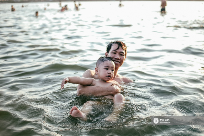 Cấm thì mặc cấm, người Hà Nội vẫn hớn hở vẫy vùng giữa bãi tắm hồ Tây để giải nhiệt - Ảnh 11.