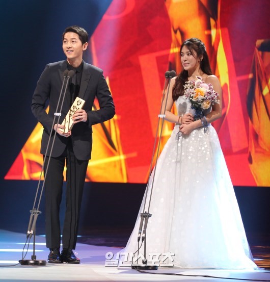 Cặp đôi Hậu duệ mặt trời cười phớ lớ dù trượt giải Baeksang