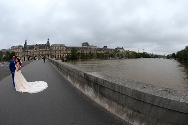 Đám cưới giữa trận lụt lịch sử ở Paris