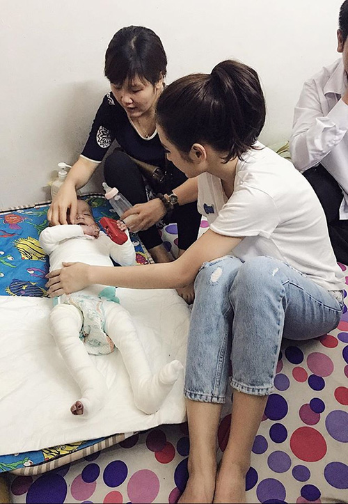 Angela Phương Trinh có  dập  lùm xùm bằng việc thiện nguyện?