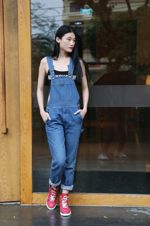 Quần yếm jean theo phong cách nhí nhảnh ngày hè là trang phục của Kha Mỹ Vân.