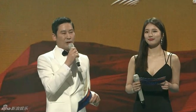 Cặp đôi Hậu duệ mặt trời cười phớ lớ dù trượt giải Baeksang