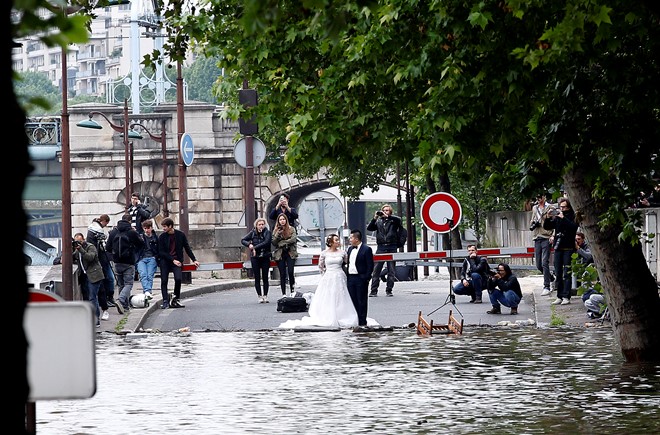 Đám cưới giữa trận lụt lịch sử ở Paris