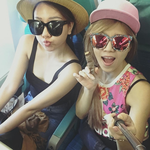 Băng Di - Trang Pháp cùng nhau đi du hí ở Hồng Kông. Cả hai nhắng nhít selfie trên máy bay.
