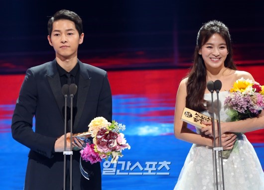 Cặp đôi Hậu duệ mặt trời cười phớ lớ dù trượt giải Baeksang