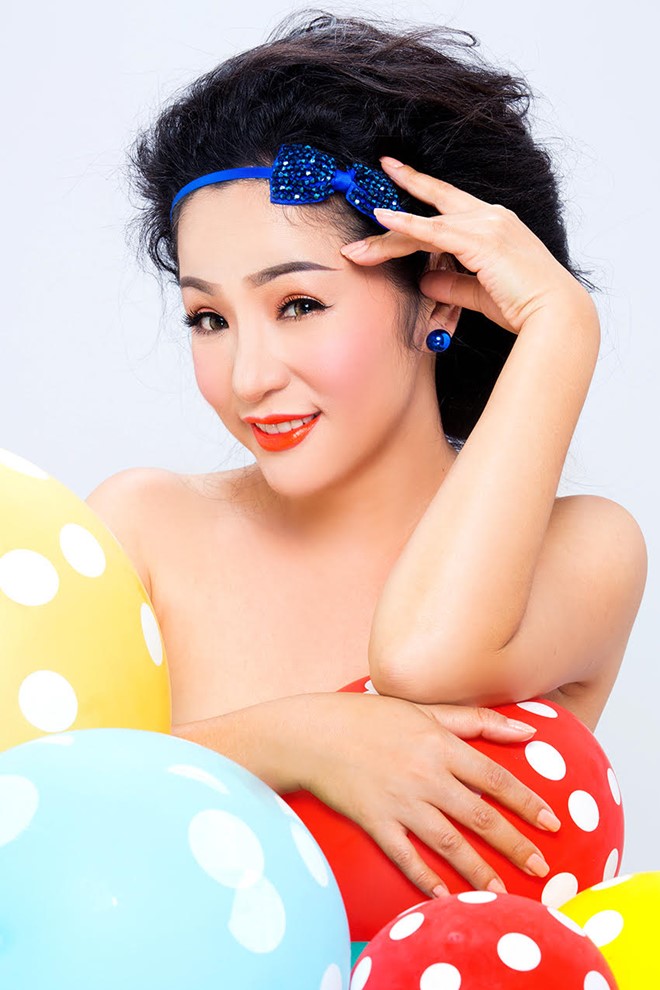Thuy Nga thua nhan phai dien ca tren san khau va ngoai doi hinh anh 2