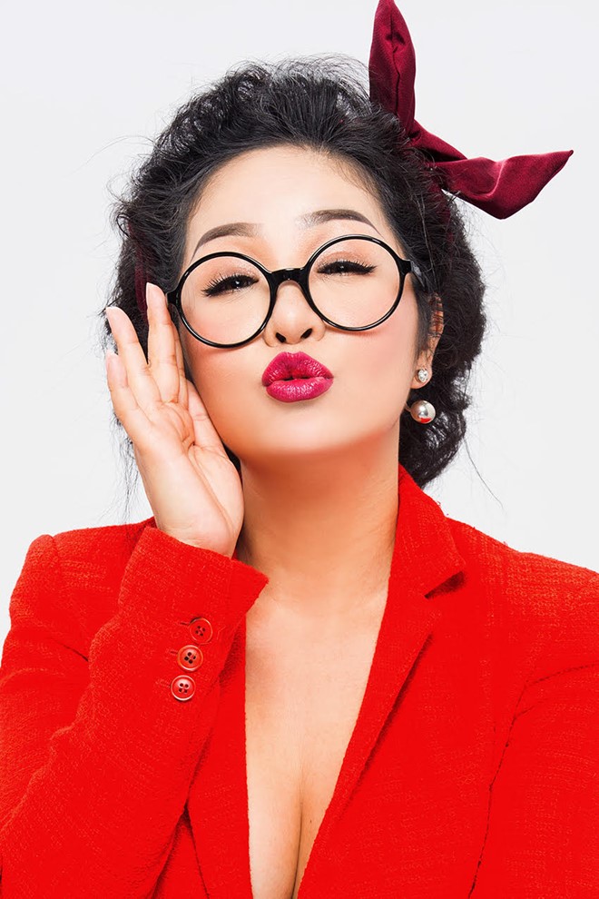 Thúy Nga thừa nhận phải diễn cả trên sân khấu và ngoài đời